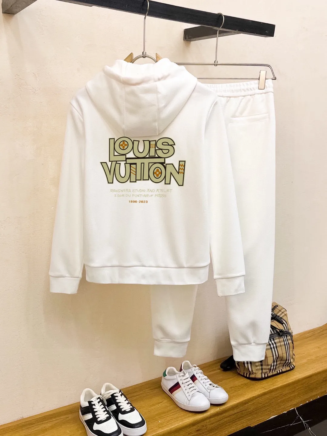 🅿️420 [LV Louis Vuitton] (Fat Man Gospel) hot-selling suit is coming. Focus on the original version of the official website. 2025 new hot-selling cardigan sweater suit. The original order is the best. 🇭🇰The meticulous work of top designers is dedicated to a fitting and perfect upper body effect. All-natural high-quality Roman cotton 100%, close-fitting comfort, noble and elegant! Original hardware embodies elegance and nobility! Counter size: M-5XL (maximum wear up to 220 pounds)